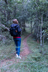 Naklejka premium Vertical photography of a backpacker in the forest