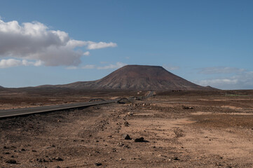 Vista de la Montaña Roja, paisaje volcánico rojizo en el norte de Fuerteventura