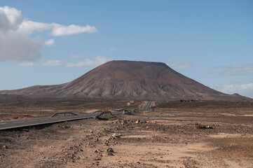 Vista de la Montaña Roja, paisaje volcánico rojizo en el norte de Fuerteventura