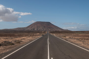 Vista de la Montaña Roja, paisaje volcánico rojizo en el norte de Fuerteventura