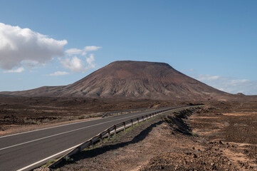 Vista de la Montaña Roja, paisaje volcánico rojizo en el norte de Fuerteventura
