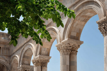 Obraz premium stunning view of yerevans architectural details featuring ancient arch surrounded by lush greenery