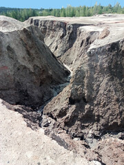 Quarry for the extraction of multi-colored clay