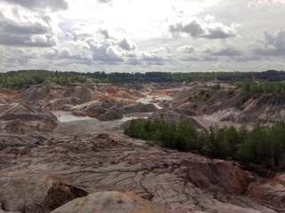 Quarry for the extraction of multi-colored clay