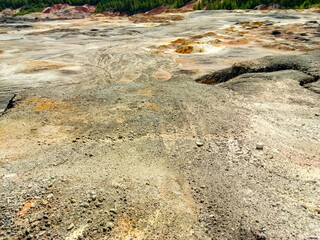 Quarry for the extraction of multi-colored clay