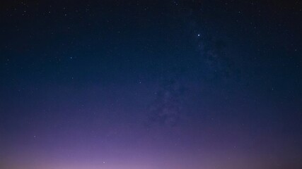 Obraz premium Night Sky Full of Stars Over a Tranquil Landscape With a Gradient of Purple and Blue Hues Capturing the Beauty of the Universe and Its Celestial Wonders