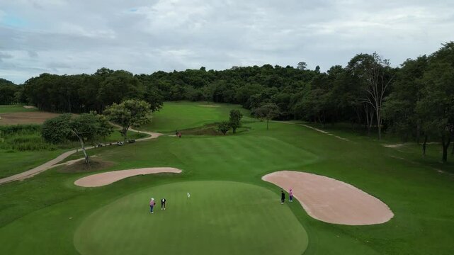 파타야 가성비 최고 뿌딸루앙 골프장의 골프코스, 골프장을 상징하는 이정표 등대 조형물