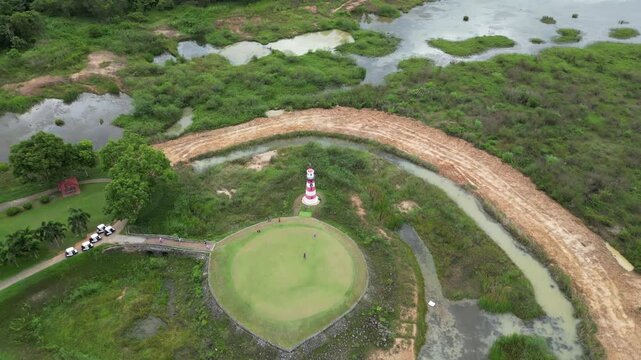 파타야 가성비 최고 뿌딸루앙 골프장의 골프코스, 골프장을 상징하는 이정표 등대 조형물