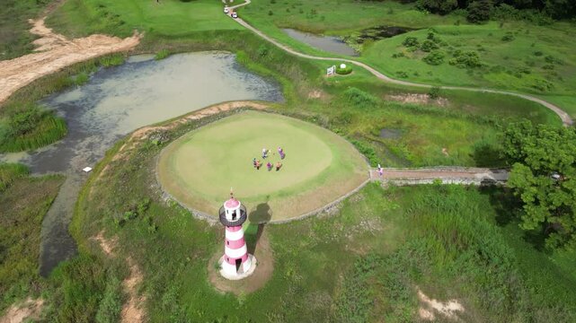파타야 가성비 최고 뿌딸루앙 골프장의 골프코스, 골프장을 상징하는 이정표 등대 조형물