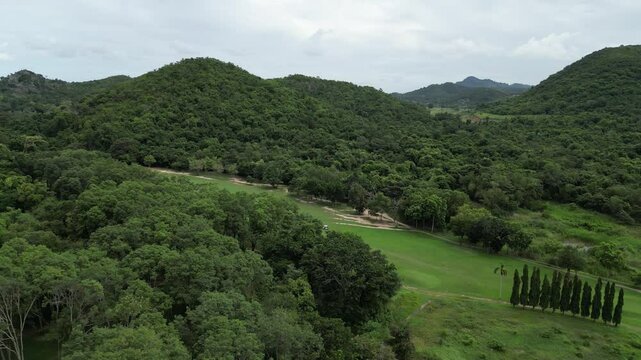 파타야 가성비 최고 뿌딸루앙 골프장의 골프코스, 초록색&nbsp;골프장&nbsp;필드와&nbsp;그린의&nbsp;가슴이&nbsp;뻥뚫리는&nbsp;풍경 
