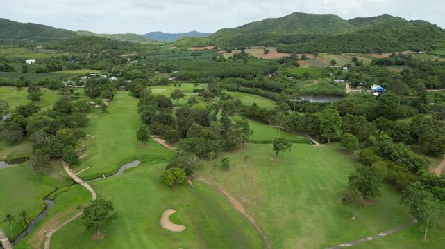 파타야 가성비 최고 뿌딸루앙 골프장의 골프코스, 초록색&nbsp;골프장&nbsp;필드와&nbsp;그린의&nbsp;가슴이&nbsp;뻥뚫리는&nbsp;풍경 
