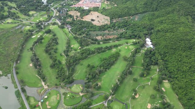 파타야 가성비 최고 뿌딸루앙 골프장의 골프코스, 초록색&nbsp;골프장&nbsp;필드와&nbsp;그린의&nbsp;가슴이&nbsp;뻥뚫리는&nbsp;풍경 
