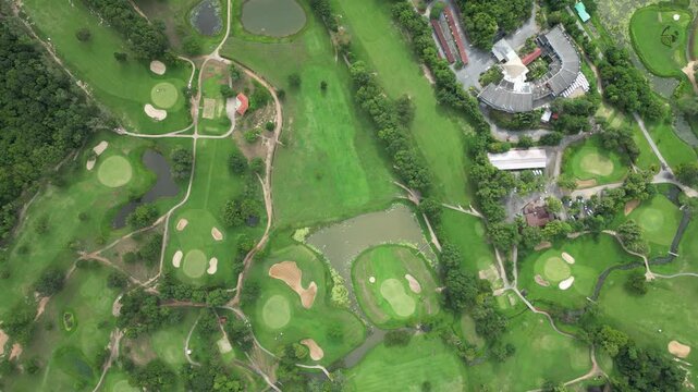 파타야 가성비 최고 뿌딸루앙 골프장의 골프코스, 초록색&nbsp;골프장&nbsp;필드와&nbsp;그린의&nbsp;가슴이&nbsp;뻥뚫리는&nbsp;풍경 
