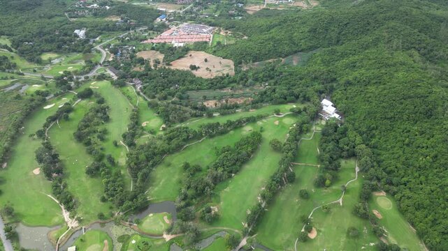 파타야 가성비 최고 뿌딸루앙 골프장의 골프코스, 초록색&nbsp;골프장&nbsp;필드와&nbsp;그린의&nbsp;가슴이&nbsp;뻥뚫리는&nbsp;풍경 
