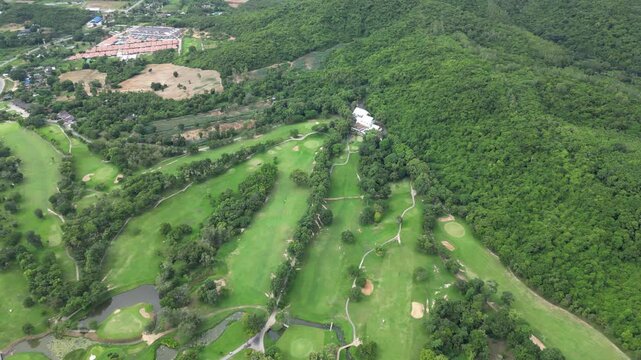 파타야 가성비 최고 뿌딸루앙 골프장의 골프코스, 초록색&nbsp;골프장&nbsp;필드와&nbsp;그린의&nbsp;가슴이&nbsp;뻥뚫리는&nbsp;풍경 
