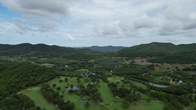 파타야 가성비 최고 뿌딸루앙 골프장의 골프코스, 초록색&nbsp;골프장&nbsp;필드와&nbsp;그린의&nbsp;가슴이&nbsp;뻥뚫리는&nbsp;풍경 
