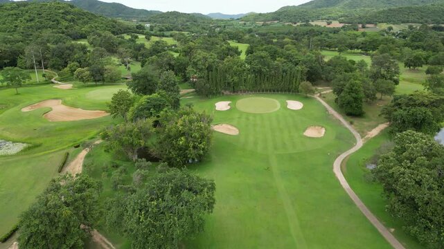 파타야 가성비 최고 뿌딸루앙 골프장의 골프코스, 초록색&nbsp;골프장&nbsp;필드와&nbsp;그린의&nbsp;가슴이&nbsp;뻥뚫리는&nbsp;풍경 
