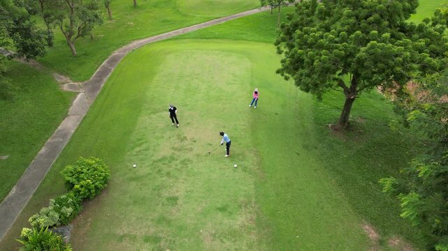 파타야 가성비 최고 뿌딸루앙 골프장의 골프코스, 초록색&nbsp;골프장&nbsp;필드와&nbsp;그린의&nbsp;가슴이&nbsp;뻥뚫리는&nbsp;풍경 
