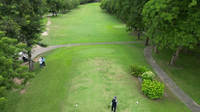 파타야 가성비 최고 뿌딸루앙 골프장의 골프코스, 초록색&nbsp;골프장&nbsp;필드와&nbsp;그린의&nbsp;가슴이&nbsp;뻥뚫리는&nbsp;풍경 
