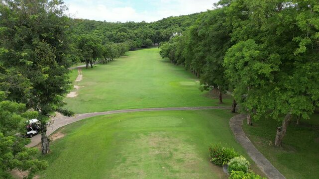 파타야 가성비 최고 뿌딸루앙 골프장의 골프코스, 초록색&nbsp;골프장&nbsp;필드와&nbsp;그린의&nbsp;가슴이&nbsp;뻥뚫리는&nbsp;풍경 
