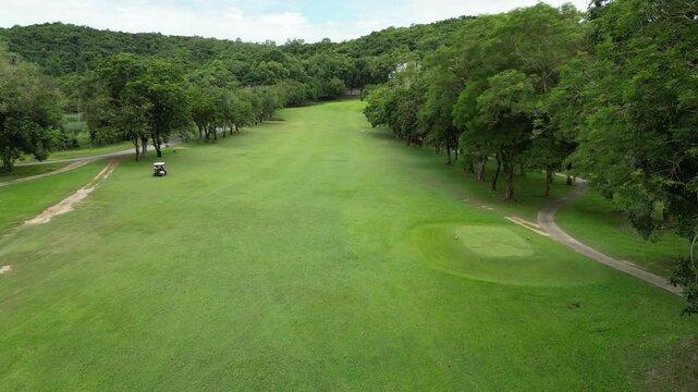 파타야 가성비 최고 뿌딸루앙 골프장의 골프코스, 초록색&nbsp;골프장&nbsp;필드와&nbsp;그린의&nbsp;가슴이&nbsp;뻥뚫리는&nbsp;풍경 
