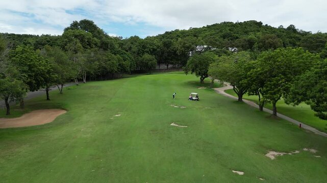 파타야 가성비 최고 뿌딸루앙 골프장의 골프코스, 초록색&nbsp;골프장&nbsp;필드와&nbsp;그린의&nbsp;가슴이&nbsp;뻥뚫리는&nbsp;풍경 
