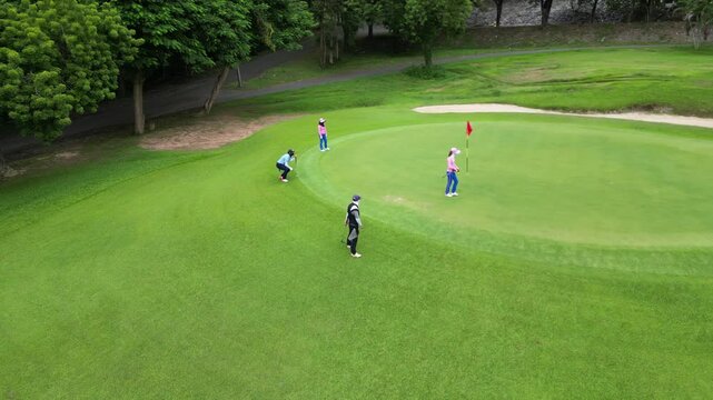 파타야 가성비 최고 뿌딸루앙 골프장의 골프코스, 초록색&nbsp;골프장&nbsp;필드와&nbsp;그린의&nbsp;가슴이&nbsp;뻥뚫리는&nbsp;풍경 
