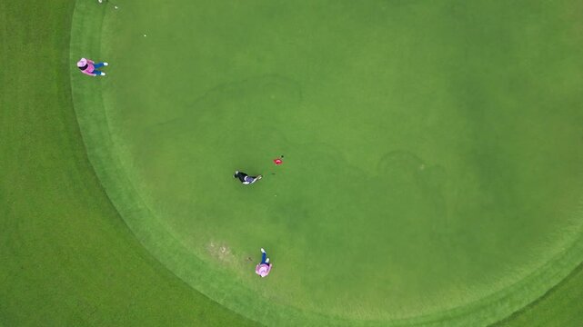 파타야 가성비 최고 뿌딸루앙 골프장의 골프코스, 초록색&nbsp;골프장&nbsp;필드와&nbsp;그린의&nbsp;가슴이&nbsp;뻥뚫리는&nbsp;풍경 
