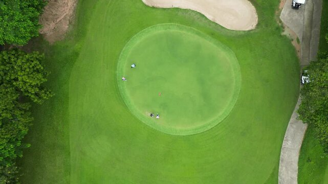 파타야 가성비 최고 뿌딸루앙 골프장의 골프코스, 초록색&nbsp;골프장&nbsp;필드와&nbsp;그린의&nbsp;가슴이&nbsp;뻥뚫리는&nbsp;풍경 
