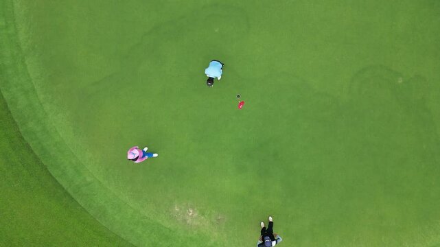 파타야 가성비 최고 뿌딸루앙 골프장의 골프코스, 초록색&nbsp;골프장&nbsp;필드와&nbsp;그린의&nbsp;가슴이&nbsp;뻥뚫리는&nbsp;풍경 
