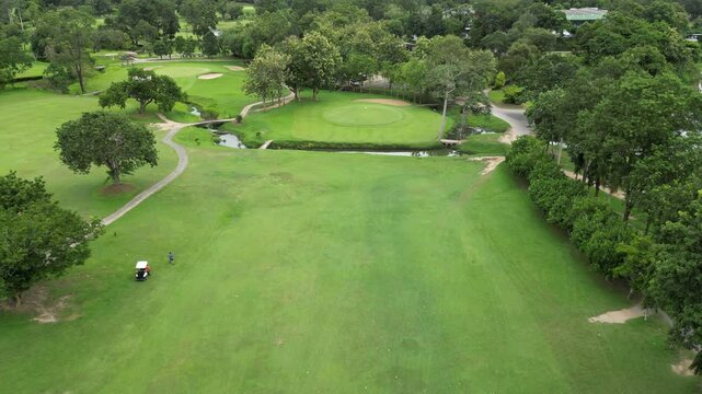 파타야 가성비 최고 뿌딸루앙 골프장의 골프코스, 초록색&nbsp;골프장&nbsp;필드와&nbsp;그린의&nbsp;가슴이&nbsp;뻥뚫리는&nbsp;풍경 
