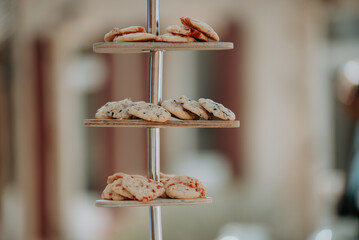 Des plateaux des cookies servit pendant la réception d'un mariage