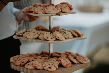 Des plateaux des cookies servit pendant la réception d'un mariage