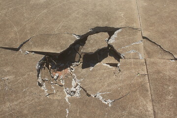 Gap and Fissures on the Pavement
