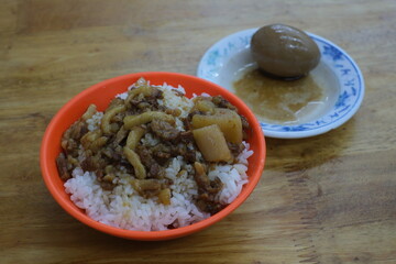 吉峰 香菇魯肉飯の魯肉飯と魯蛋