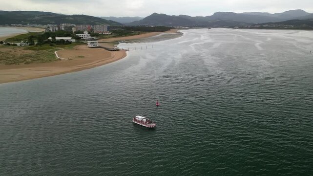 Barca Laredo Santo&ntilde;a El Puntal Mar Cant&aacute;brico Cantabria