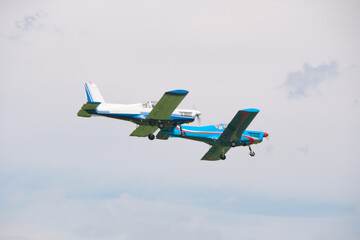joint flight of two light-engine training and sports aircraft as part of an air show