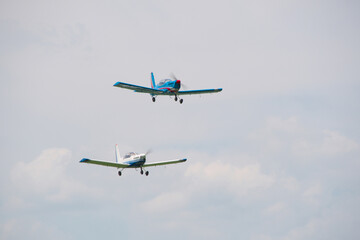 joint flight of two light-engine training and sports aircraft as part of an air show