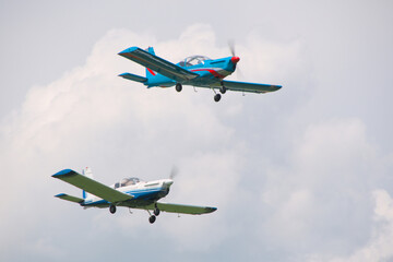 joint flight of two light-engine training and sports aircraft as part of an air show