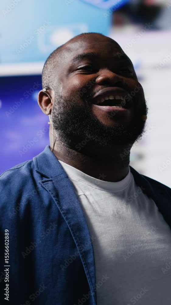 Aufkleber vertical video african american host at digital event engages the audience with insights on social m