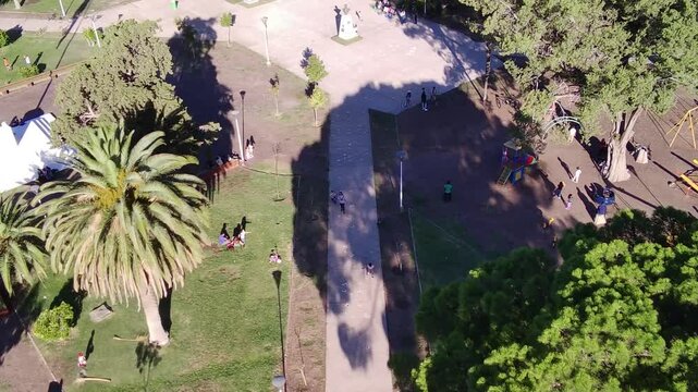 Vuelo de drone sobre plaza publica.