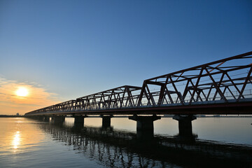 朝日に照らされ染まる木曽川大橋