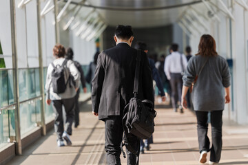通勤するビジネスマンたちの後ろ姿　東京