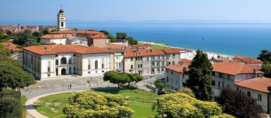 Obraz premium Picturesque coastal cityscape with historic buildings and tranquil sea view