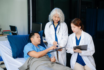 Obraz premium Doctors collaborating to provide patient care in a hospital, highlighting compassion, professionalism, and teamwork