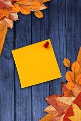 Obraz premium Autumn leaves with yellow note