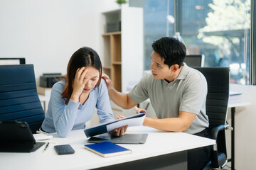 Obraz premium A stressed business team in shock after financial failure. Upset colleagues brainstorm solutions, reacting to bad news