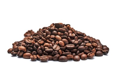 Obraz premium Roasted coffee beans studio shot isolated on white background