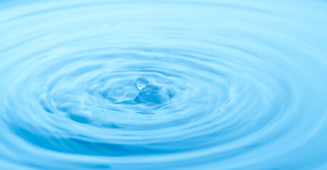 美しい水滴のアクション	