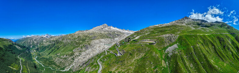 Schweizer Alpenlandschaften aus der Luft betrachtet, Luftaufnahme, Schweiz, Juni 2025